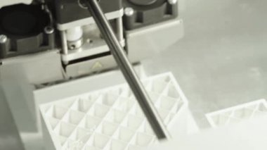 Teknoloji. Üç boyutlu bir yazıcının işi. Kapatma sırasında 3D yazıcı. Çalışan 3D yazıcının süreci.