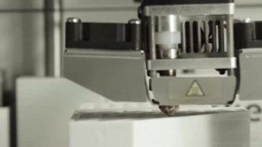 Teknoloji. Üç boyutlu bir yazıcının işi. Kapatma sırasında 3D yazıcı. Çalışan 3D yazıcının süreci.