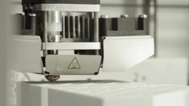Teknoloji. Üç boyutlu bir yazıcının işi. Kapatma sırasında 3D yazıcı. Çalışan 3D yazıcının süreci.