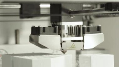 Teknoloji. Üç boyutlu bir yazıcının işi. Kapatma sırasında 3D yazıcı. Çalışan 3D yazıcının süreci.