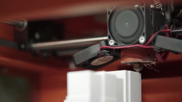 La technologie. Le travail d'une imprimante en trois dimensions. Imprimante 3D lors de l'impression en gros plan. Processus de travail imprimante 3D .