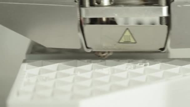 기술. 3 차원 프린터의 작업입니다. 3D 프린터로 클로즈업을 하고 있습니다. 3D 프린터를 만드는 과정. — 비디오