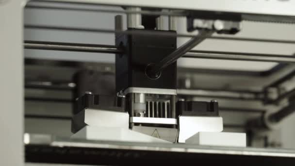 Technologie. die Arbeit eines 3D-Druckers. 3D-Drucker während des Druckens aus nächster Nähe. Prozess der Arbeit 3D-Drucker. — Stockvideo