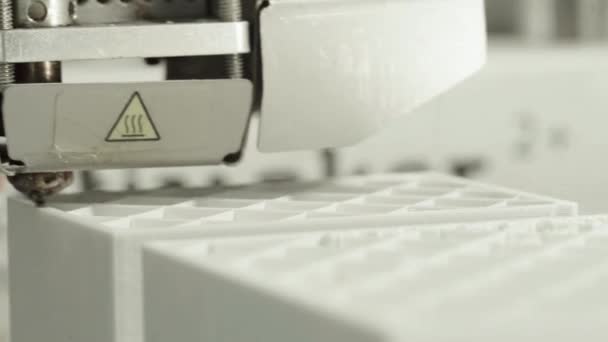 Technologie. die Arbeit eines 3D-Druckers. 3D-Drucker während des Druckens aus nächster Nähe. Prozess der Arbeit 3D-Drucker. — Stockvideo