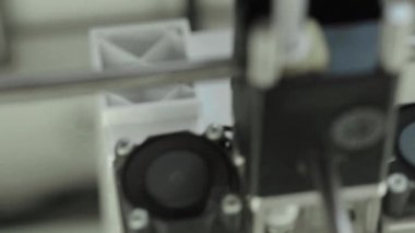 Teknoloji. Üç boyutlu bir yazıcının işi. Kapatma sırasında 3D yazıcı. Çalışan 3D yazıcının süreci.