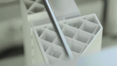 Teknoloji. Üç boyutlu bir yazıcının işi. Kapatma sırasında 3D yazıcı. Çalışan 3D yazıcının süreci.