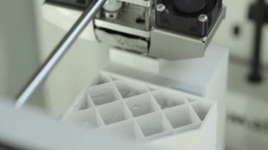 Teknoloji. Üç boyutlu bir yazıcının işi. Kapatma sırasında 3D yazıcı. Çalışan 3D yazıcının süreci.