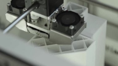Teknoloji. Üç boyutlu bir yazıcının işi. Kapatma sırasında 3D yazıcı. Çalışan 3D yazıcının süreci.