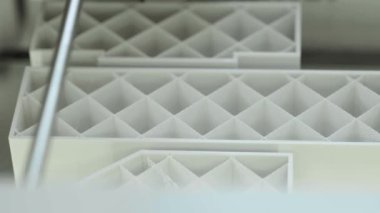 Teknoloji. Üç boyutlu bir yazıcının işi. Kapatma sırasında 3D yazıcı. Çalışan 3D yazıcının süreci.