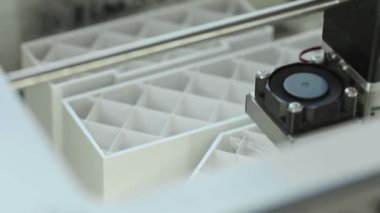 Teknoloji. Üç boyutlu bir yazıcının işi. Kapatma sırasında 3D yazıcı. Çalışan 3D yazıcının süreci.