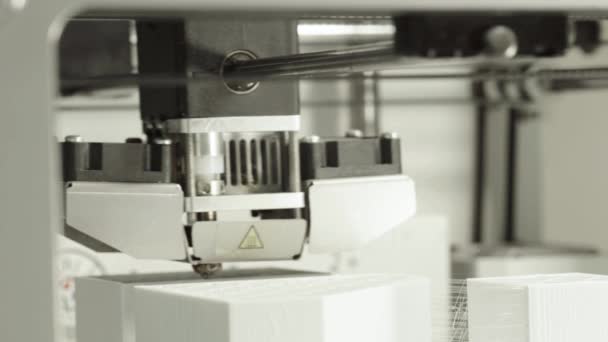 Tecnologia. Il lavoro di una stampante tridimensionale. Stampante 3D durante la stampa primo piano. Processo di funzionamento della stampante 3D . — Video Stock