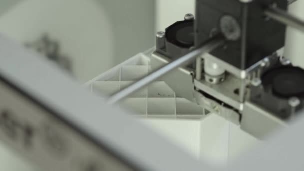 Technológia. Egy háromdimenziós nyomtató munkája. 3D nyomtató a közelkép nyomtatása közben. A 3D nyomtató munkafolyamatai. — Stock videók