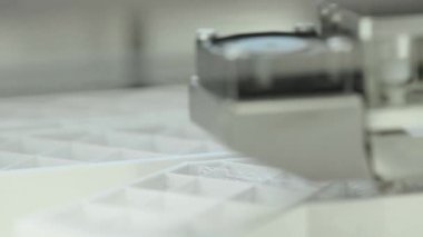 Teknoloji. Üç boyutlu bir yazıcının işi. Kapatma sırasında 3D yazıcı. Çalışan 3D yazıcının süreci.