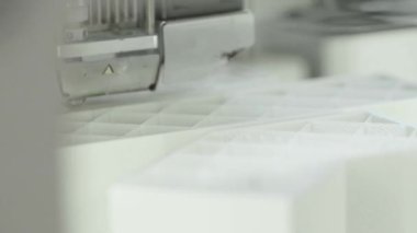 Teknoloji. Üç boyutlu bir yazıcının işi. Kapatma sırasında 3D yazıcı. Çalışan 3D yazıcının süreci.