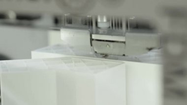 Teknoloji. Üç boyutlu bir yazıcının işi. Kapatma sırasında 3D yazıcı. Çalışan 3D yazıcının süreci.