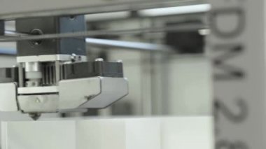 Teknoloji. Üç boyutlu bir yazıcının işi. Kapatma sırasında 3D yazıcı. Çalışan 3D yazıcının süreci.