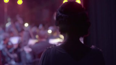 Sahneye çıkmadan önce sahne arkasında kadın oyuncu.