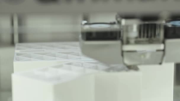 Tecnologia. O trabalho de uma impressora tridimensional. Impressora 3D durante a impressão close-up. Processo de trabalho impressora 3D . — Vídeo de Stock