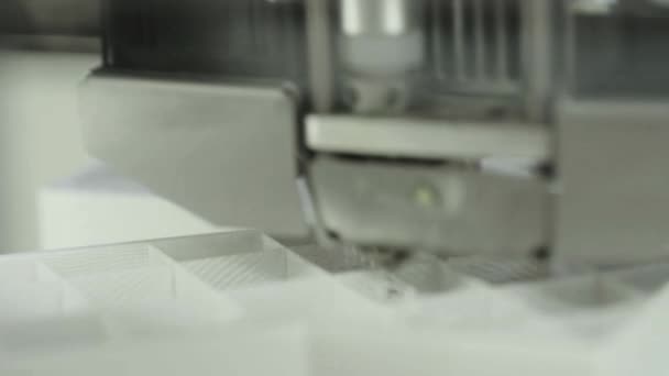Tecnología. El trabajo de una impresora tridimensional. Impresora 3D durante la impresión de primer plano. Proceso de trabajo de la impresora 3D . — Vídeo de stock