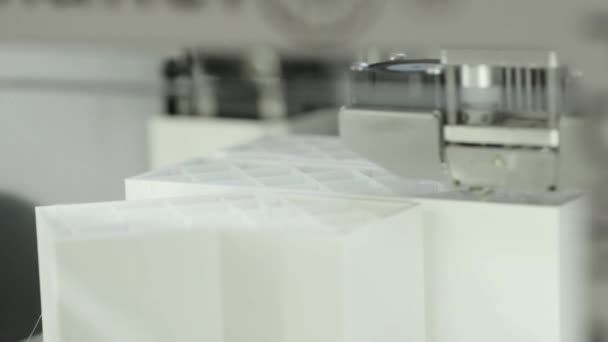 Het werk van een driedimensionale printer. 3D-printer tijdens close-up afdrukken. — Stockvideo