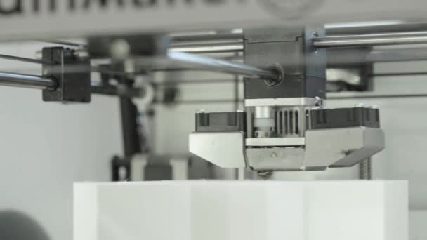 Tecnologia. Il lavoro di una stampante tridimensionale. Stampante 3D durante la stampa primo piano. Processo di funzionamento della stampante 3D . — Video Stock