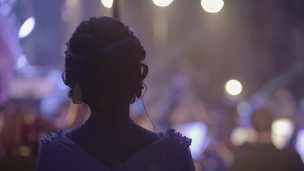 Актриса певица за кулисами перед выходом на сцену — стоковое видео
