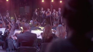 Sahneye çıkmadan önce sahne arkasında kadın oyuncu.