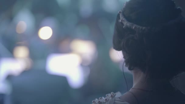 Žena herečka zpěvačka v zákulisí před nástupem na jeviště — Stock video