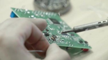 Bir işçi bir elektronik pano oluşturmaya çalışıyor. Yakın plan..