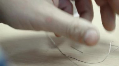 Bir işçi bir elektronik pano oluşturmaya çalışıyor. Yakın plan..