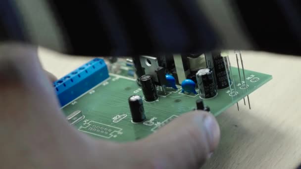 Un lavoratore sta lavorando alla creazione di una scheda elettronica. Primo piano . — Video Stock