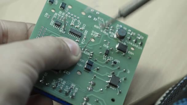 Un lavoratore sta lavorando alla creazione di una scheda elettronica. Primo piano . — Video Stock