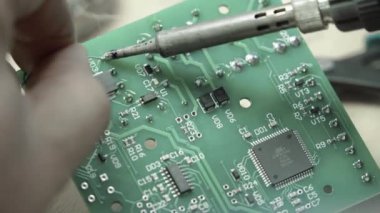 Bir işçi bir elektronik pano oluşturmaya çalışıyor. Yakın plan..