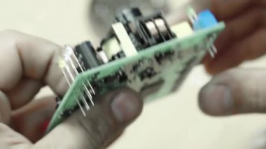 Bir işçi bir elektronik pano oluşturmaya çalışıyor. Yakın plan..