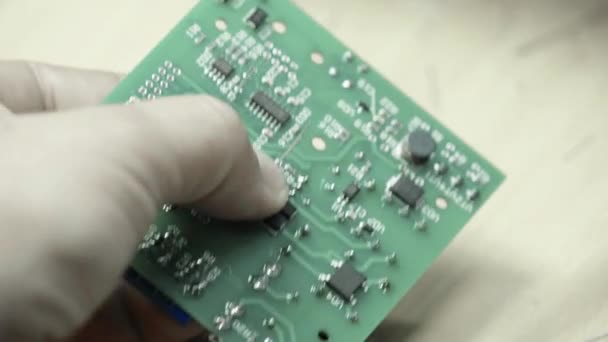 Un lavoratore sta lavorando alla creazione di una scheda elettronica. Primo piano . — Video Stock
