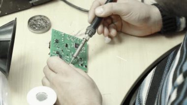 Bir işçi bir elektronik pano oluşturmaya çalışıyor. Yakın plan..