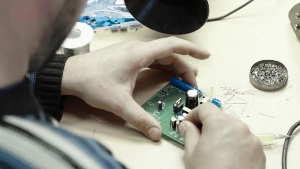 Pracownik pracuje nad stworzeniem elektronicznej tablicy. Zbliżenie. — Wideo stockowe