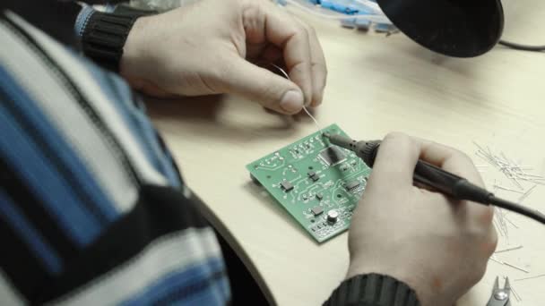 한 노동자가 전자 칠판을 만드는 작업을 하고 있습니다. 클로즈업. — 비디오