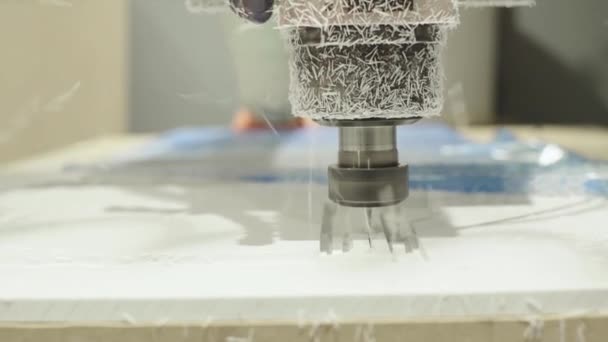 Gros plan d'une fraiseuse en état de marche 