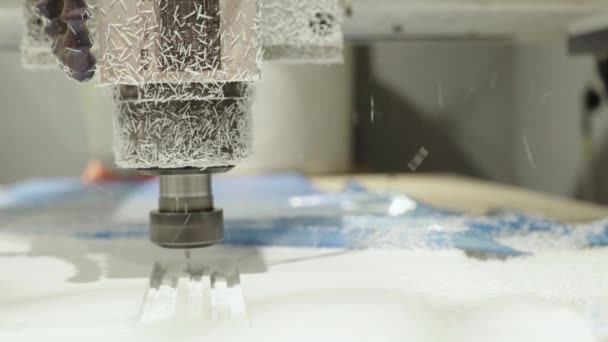 Gros plan d'une fraiseuse en état de marche 