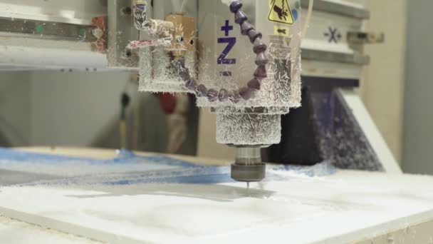 Gros plan d'une fraiseuse en état de marche 