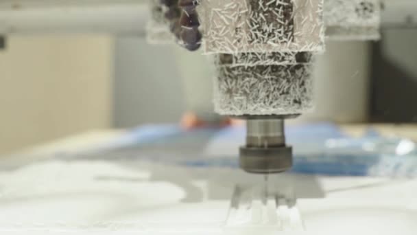 Gros plan d'une fraiseuse en état de marche 