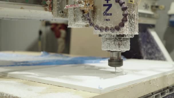 Gros plan d'une fraiseuse en état de marche 