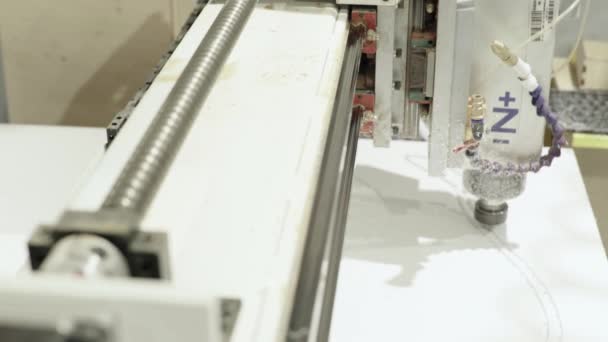 일하는 밀링 기계의 확대 사진 — 비디오