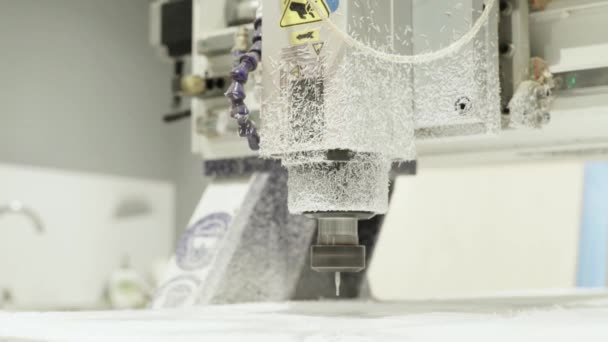 Gros plan d'une fraiseuse en état de marche 