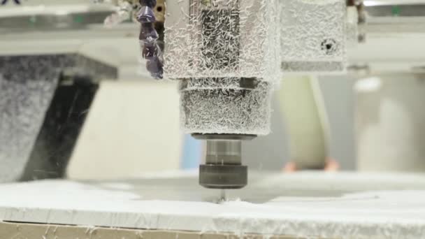 Gros plan d'une fraiseuse en état de marche 