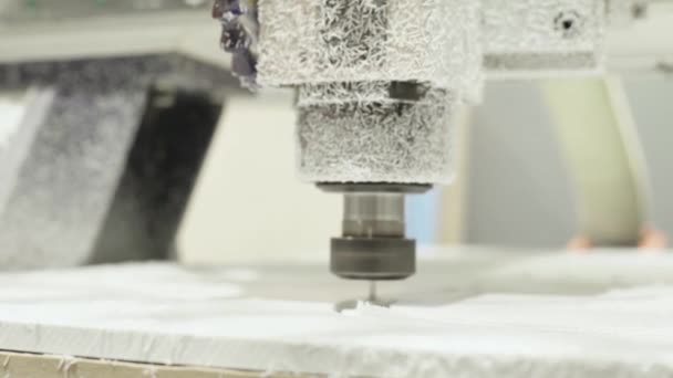 Gros plan d'une fraiseuse en état de marche 