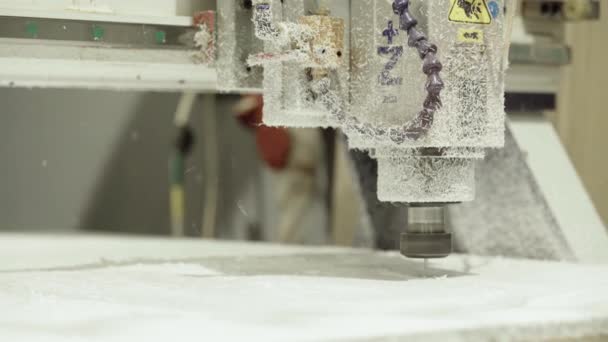 Gros plan d'une fraiseuse en état de marche 