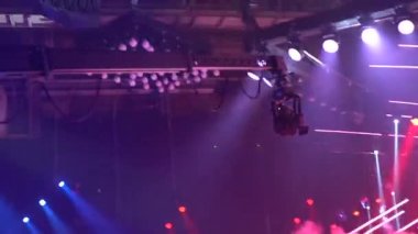 Bir TV şovunu kaydederken bir televizyon stüdyosunda izleyiciler