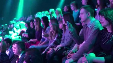 Bir TV şovunu kaydederken bir televizyon stüdyosunda izleyiciler